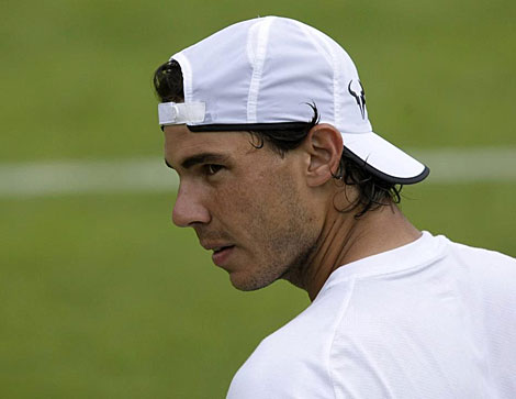 Rafael Nadal durante un entrenamiento en Wimbledon. | EFE