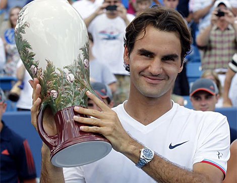 Federer, con su quinto trofeo de Cincinnati. (Foto: Reuters)