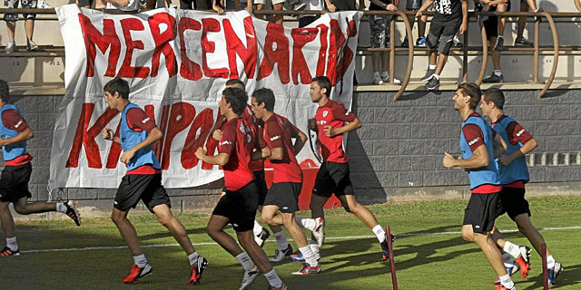 El Athletic, con Llorente, entrena con una pancarta que dice 'Mercenarios fuera' | Efe