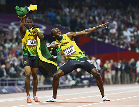 Bolt y Blake celebran su victoria en los 4x100 de los Juegos Olmpicos de Londres. | EFE