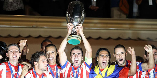 Gabi levanta la Supercopa de Europa. | AFP