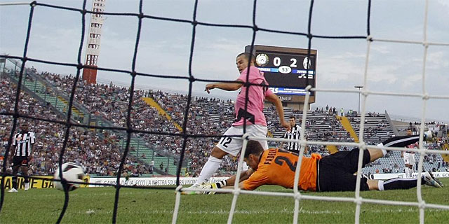 Giovinco supera al portero del Udinese, en la accin del tercer gol de la Juventus. (EFE)
