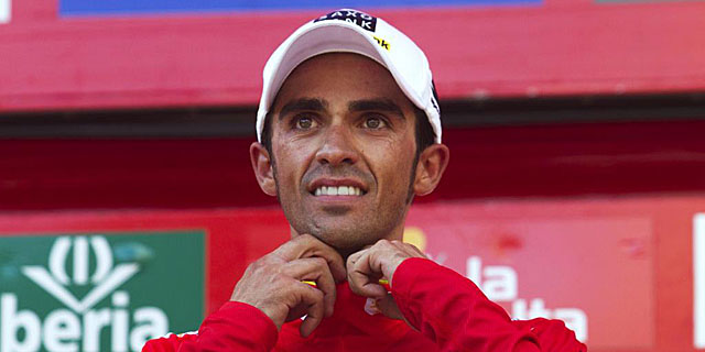 Alberto Contador, con el jersey rojo de lder de la Vuelta. | Jaime Reina / AFP