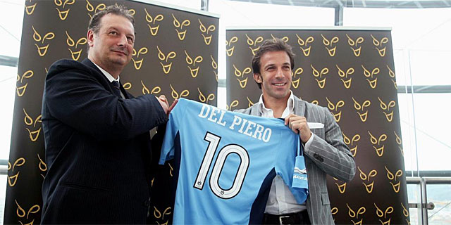 Del Piero (d) posa con el director ejecutivo del Sydney FC, Toni Pignata (i), en Turn. | Afp