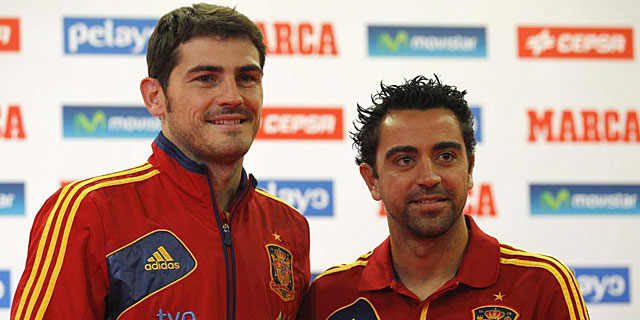 Los internacionales Iker Casillas y Xavi Henndez.I Efe
