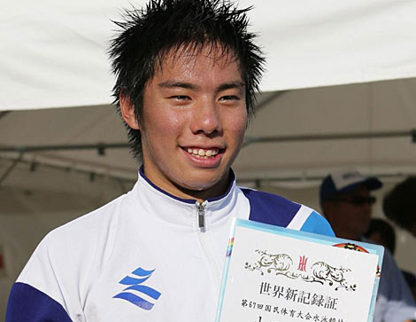 El nadador japons Akihiro Yamaguchi tras lograr el nuevo rcord mundial.I Afp