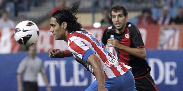 Falcao se lleva el baln ante Trashorras, durante el partido. (EFE)