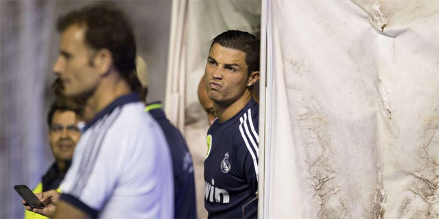 Cristiano Ronaldo, en el tnel de vestuarios de Vallecas, mientras intentaban reparar la avera. | Afp