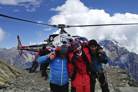 Un alpinista es rescatado en helicptero de la montaa Manaslu.| Efe