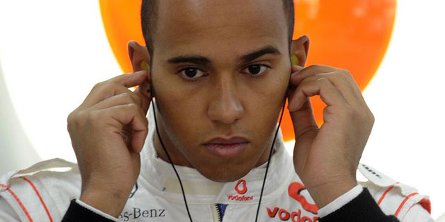 Hamiltonconcentrado tras una sesión de entrenamientos | AFP