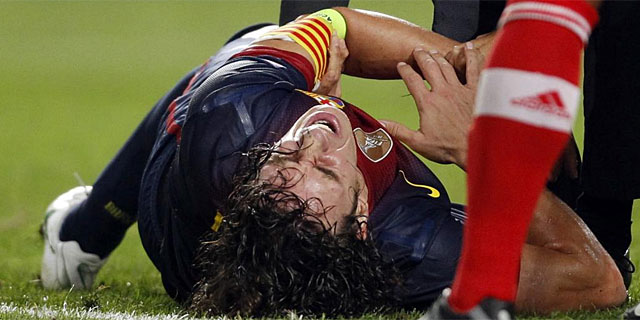 Puyol, sobre la hierba, tras su lesión en el brazo izquierdo. (Foto: Reuters)