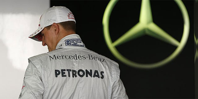 Michael Schumacher, en el 'box' de Mercedes. (EFE)