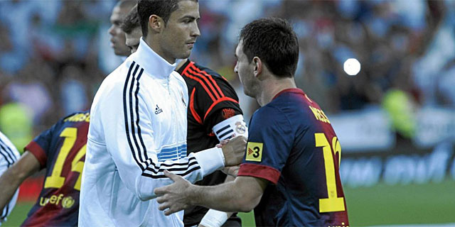 Fro saludo entre Cristiano y Messi en el ltimo Clsico de la Supercopa. (Foto: Javier Barbancho)
