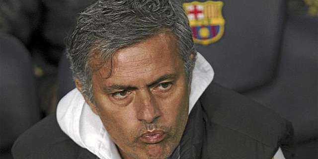 Mourinho, durante un encuentro en el Camp Nou. | Efe
