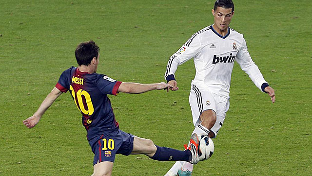 Cristiano y Messi, en un baln dividido. (AP)