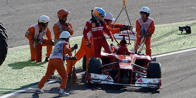 Fernando Alonso sale de su coche tras el incidente con Raikkonen | AFP