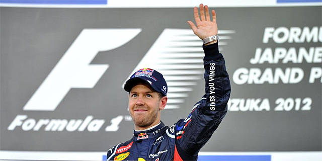 Vettel saluda desde el podio del circuito de Suzuka | AFP