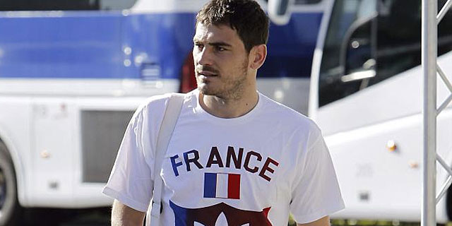 Iker Casillas, con una camiseta de Francia. | Efe