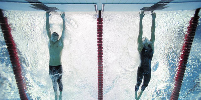 Michael Phelps (izda.) y Milorad Cavic , en la final de 100 espalda en Pekín.