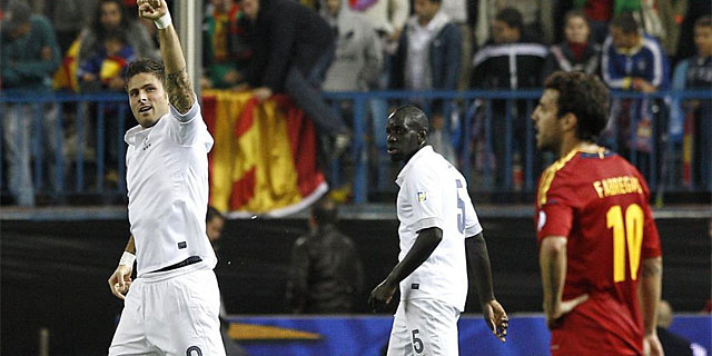 Giroud celebra el gol del empate delante de un abatido Fbregas. (Foto: Efe)