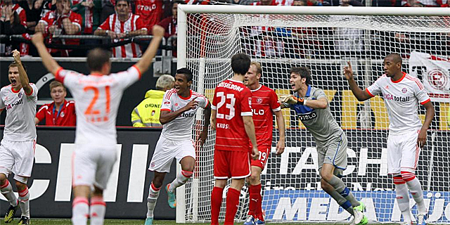 Los jugadores del Bayern celebran el tanto de Luiz Gustavo. | Reuters