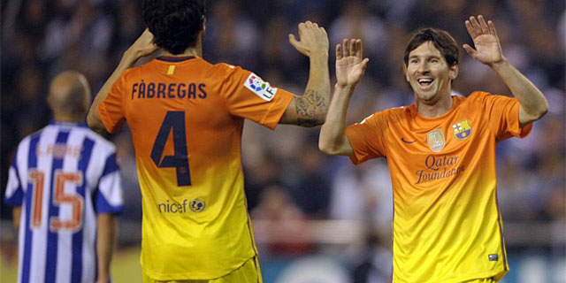 Messi celebra con Fbregas uno de sus goles en Riazor. (Foto: Afp)