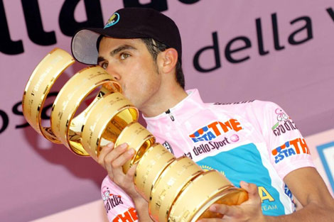 Alberto Contador, con el trofeo de ganador de Giro de Italia 2011. |