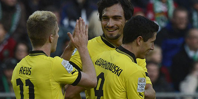 Marko Reüs y Robert Lewandowski celebran un gol del Borussia Dortmund. | Reuters