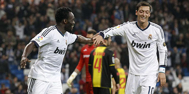 Essien celebra su primer gol en el Real Madrid. (REUTERS)