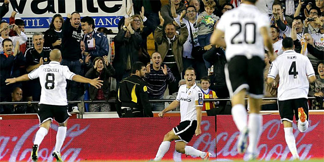 Roberto Soldado celebra el primer tanto del Valencia. | Efe