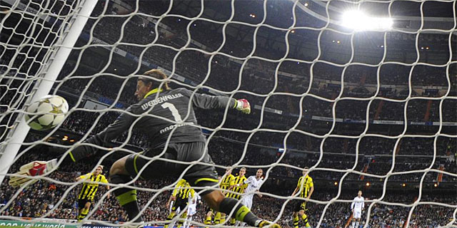 El baln lanzado por zil supera al portero del Borussia, en la accin del empate. (AFP)