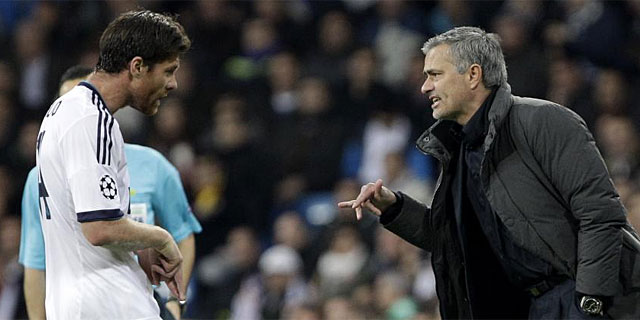 Mourinho, en la banda, imparte rdenes a Xabi Alonso. (AFP)