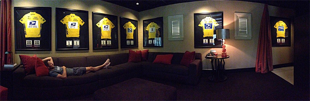 Lance Armstrong, en su casa de Austin, rodeado de sus maillots amarillos | Twitter (@lancearmstrong)