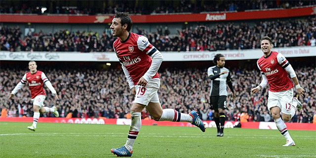 Cazorla celebra, perseguido por su compaero Olivier Giroud, el gol que marc al Tottenham | REUTERS