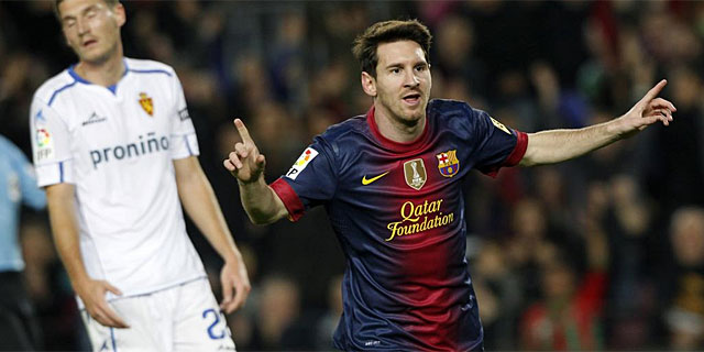 Messi celebra uo de sus goles delante de Pinter. (Foto: Reuters)