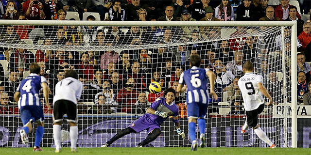 Roberto Soldado transforma el penalti que le dio la victoria a su equipo | EFE