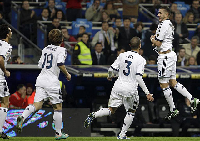 Benzema, tras marcar el tercero, una joya a la media vuelta. (EFE)