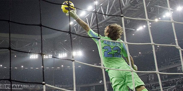 Marchetti, portero del Lazio, evita el gol de la Juventus. (AFP)