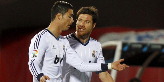 Cristiano Ronaldo y Xabi Alonso hablan durante el partido ante el Mallorca. | Reuters