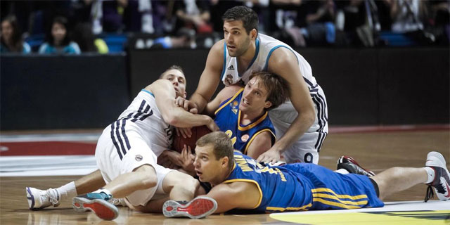 Felipe Reyes (arriba) y Carroll (i) luchan por el baln con Zoran Planinic (c) y Sergey Monya. | Efe