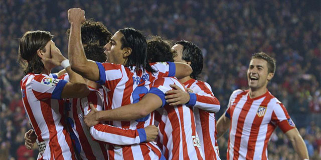 Falcao y sus compaeros celebran un gol ante el Sevilla. (EFE)