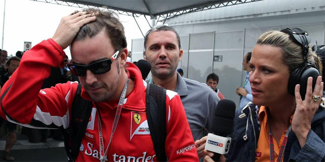 Alonso, a su llegada a Interlagos horas antes de la carrera final. | Efe