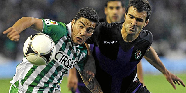 Agra y Balenciaga luchan por el balón, en un momento del partido. (EFE)