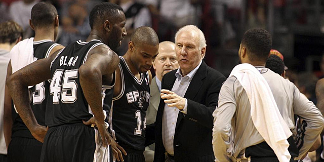 El tcnico de los Spurs, Popovich, dando indicaciones a sus jugadores. | Reuters