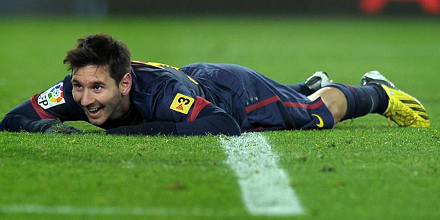 Leo Messi se queda tumbado en el suelo tras fallar una de sus ocasiones. | Afp