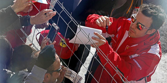 Fernando Alonso firma autógrafos en el circuito Ricardo Tormo de Cheste. (EFE)