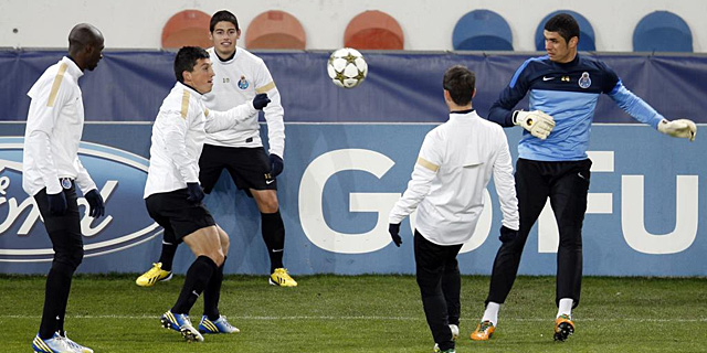 Los jugadores del Oporto, durante el entrenamiento previo al partido de Champions. | Reuters
