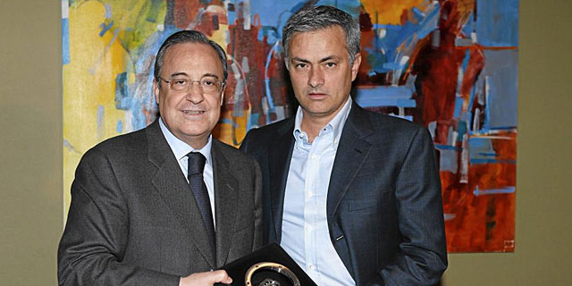 Florentino Prez entrega a Jos Mourinho un reloj por sus 100 partidos en Champions. | El Mundo
