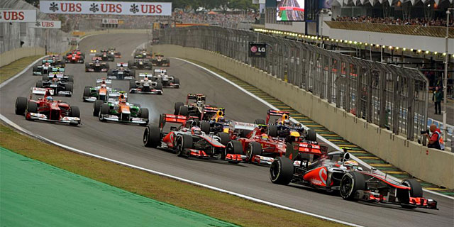 Hamilton, al frente del grupo, en la primera curva del ltimo GP de Brasil. (Foto: Afp)