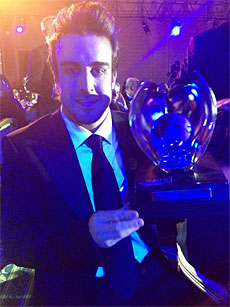 Alonso, con el trofeo. (@alo_oficial)